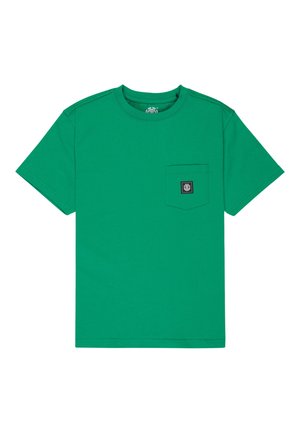 Zielony T-shirt z krótkim rękawem, okrągłym dekoltem oraz małą kieszonką na piersi z czarną naszywką w kształcie kwadratu.