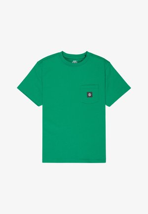 Zielony T-shirt z krótkim rękawem, okrągłym dekoltem oraz małą kieszonką na piersi z czarną naszywką w kształcie kwadratu.