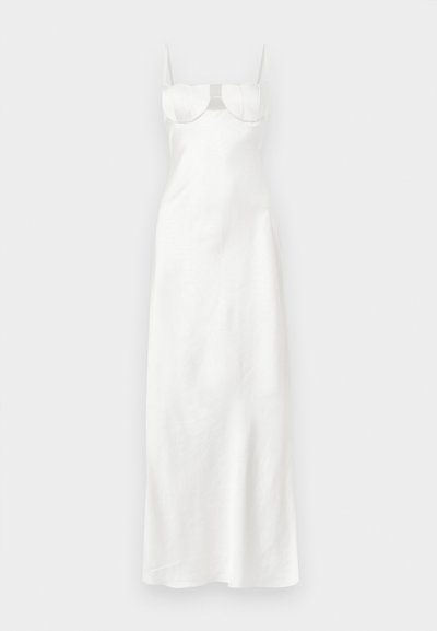 Biele maxi šaty s tenkými ramienkami, priliehavým živôtikom so štruktúrovanými košíčkami a elegantnou, mierne rozšírenou sukňou.