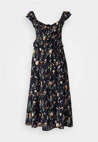 Blommönstrad maxiklänning i svart tyg med volangärmar, en figurnära överdel och en flerlagerskjol med orange och gröna blommönster.