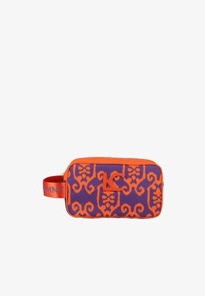Bolsa de tela púrpura con un patrón geométrico naranja, cierre de cremallera y un asa naranja. Presenta un pequeño logo naranja en la parte frontal.