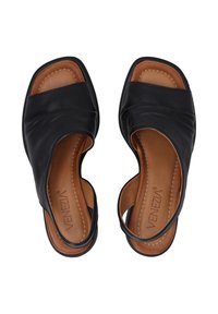 Zwarte leren sandalen met een open ontwerp, vierkante neus en een kruislings banddetail. Heeft een tankleurige binnenzool met zichtbare stiksels.