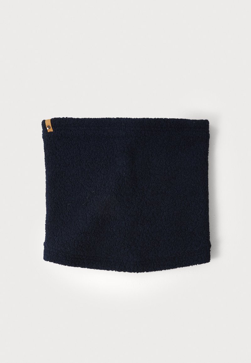Scaldacollo in pile blu navy con una superficie morbida e testurizzata e una piccola etichetta beige come accento. Forma rettangolare, con una vestibilità aderente.