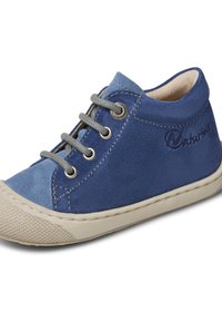 Modré semišové boty na světle šedé tkaničky, gumová podešev, špička a šité detaily. Na boku se nachází logo s embosovaným potiskem.