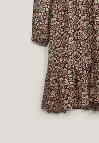 Kleid mit floralem Muster auf burgunderrotem Hintergrund, kurzen Ärmeln und einem gestuften Rüschen- Saum. Hergestellt aus leichtem Stoff mit einer angenehmen Textur.