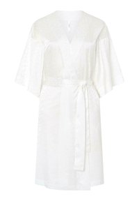 Bata de satén blanca con mangas cortas estilo kimono, cierre con lazo en la cintura y un patrón de lunares texturizados en toda la prenda. Superficie suave y reflectante.