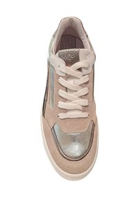 Beige suede sneakers met zilveren metallic accenten, witte veters en gestreepte binnenvoering. Voorzien van een ronde neus en een gestructureerde zool.