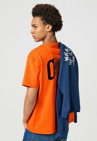 Wrangler CASEY GRAPHIC TEE - T-shirt med print - red orange