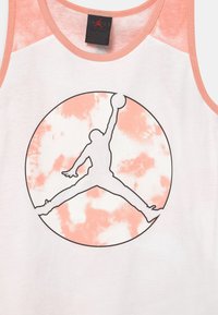 Bílý tílko se růžovými tie-dye akcenty a černým grafickým logem siluety Jumpman uvnitř kruhového designu. Materiál: bavlna.