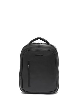 Zaino in pelle nera con manico superiore, tasca frontale verticale con zip e scomparto principale con zip, mostrato su sfondo bianco.