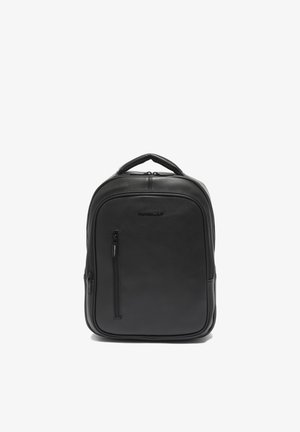 Zwarte leren rugzak met bovenhandgreep, verticale ritssluiting aan de voorkant en een hoofdvak met ritssluiting, afgebeeld tegen een witte achtergrond.