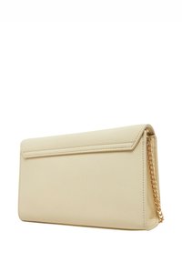 Borsa a pochette beige realizzata in materiale liscio con un top a rouche e una tracolla in catena dorata. Design semplice senza motivi o accenti visibili.