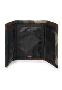 Portafoglio a due pieghe con motivo camouflage e interno in nylon nero. Presenta scomparti in rete per carte e una tasca. I bordi sono rifiniti in tessuto marrone.