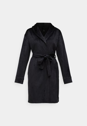 Crni plišani kupka ogrtač s ogrlicom, dugim rukavima i povezom u struku. Ima teksturirane manžete i mekan, gladak završetak tkanine.