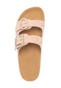 Sandal in suede rosa con tacco a scivolo, dotato di due cinturini regolabili decorati con fibbie in strass trasparenti e una soletta imbottita color beige.