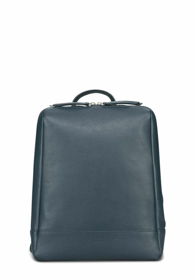 Sac à dos en cuir bleu foncé de forme rectangulaire, texture lisse, poignée supérieure, et quincaillerie argentée pour la fermeture éclair. Design minimaliste.