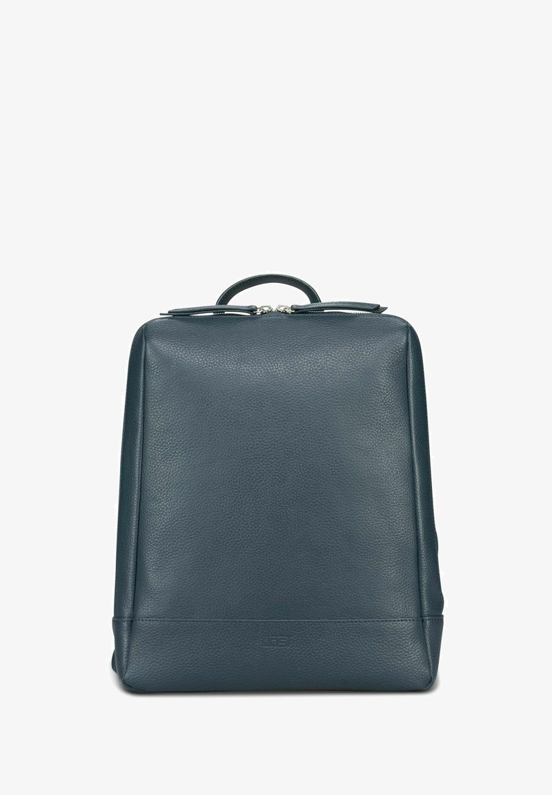 Sac à dos en cuir bleu foncé de forme rectangulaire, texture lisse, poignée supérieure, et quincaillerie argentée pour la fermeture éclair. Design minimaliste.