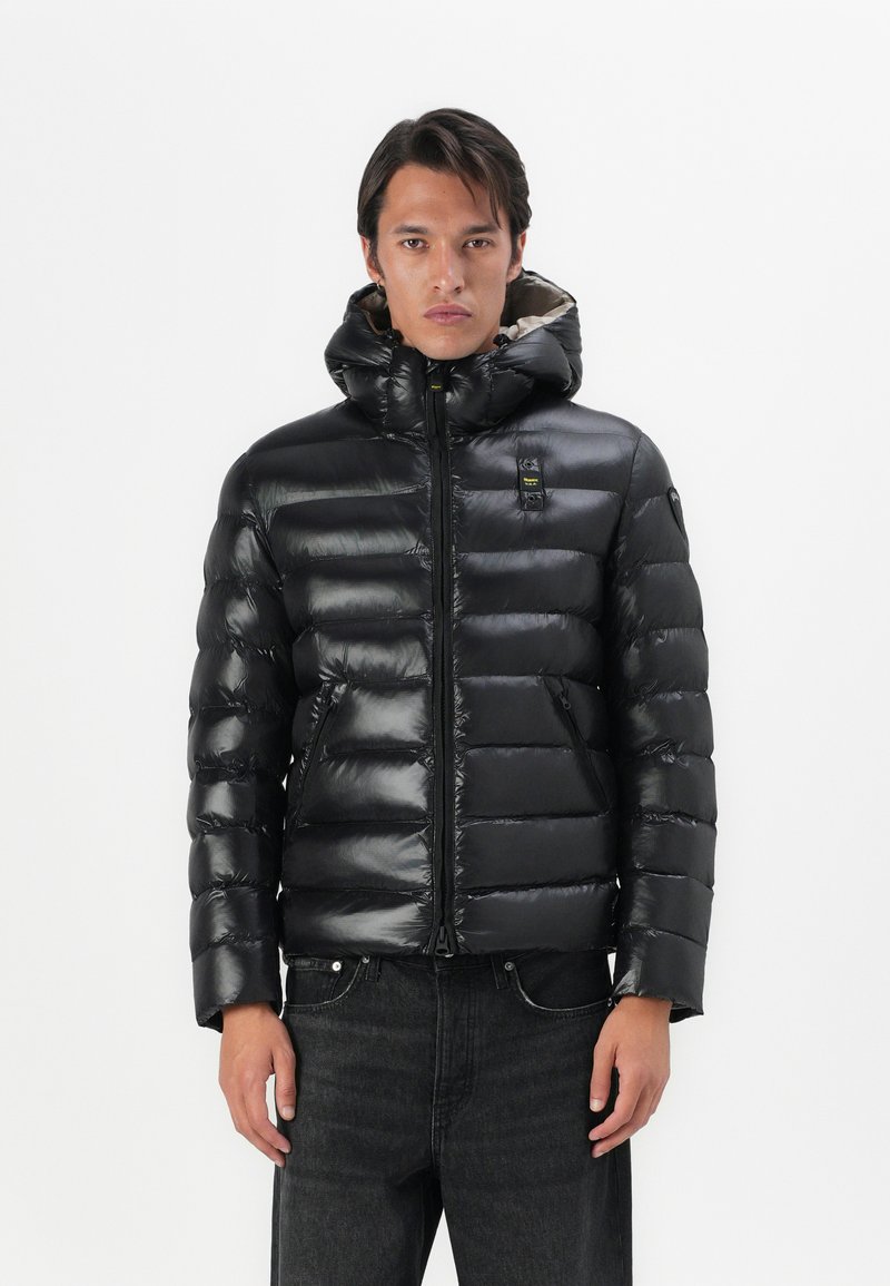 Schwarze Pufferjacke mit glänzender Oberfläche, Kapuze, Reißverschluss und Seitentaschen. Verfügt über ein abgestepptes Design mit horizontalen Streifen.