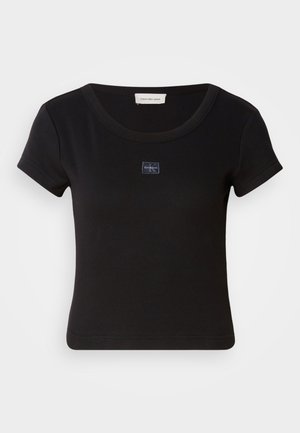 Crna majica kratkih rukava s rebrastom teksturom, koja sadrži mali logo na prsima i okrugli izrez.