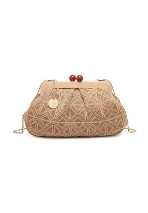 Braune gemusterte Stoff-Clutch mit Holzrahmen, rundem Holzverschluss, goldener Kettenriemen und einem kleinen goldenen runden Anhänger an der Seite.