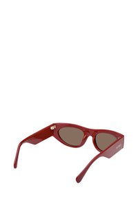 Röda kattöga solglasögon med mörka linser och tjocka bågar, med en liten metallisk logotyp på sidan.