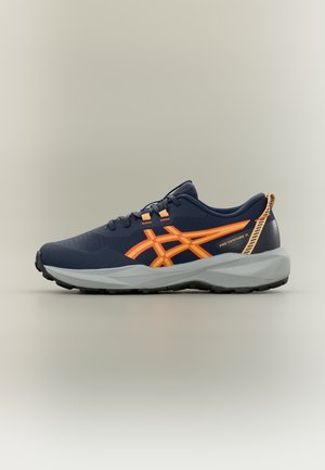 Chaussure de course bleu marine avec des rayures orange vif, semelle grise, bande de roulement noire, et étiquetée « Pre Venture 11 » sur le côté.