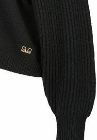 Schwarzer Strickpullover mit geripptem Muster. Mit einem kleinen goldenen Logo "1969" am Bündchen. Weiches und strukturiertes Material.