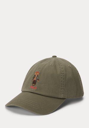 Casquette de baseball vert olive avec un ours brodé portant des vêtements décontractés et le mot "POLO" sous l'ours sur le panneau avant.