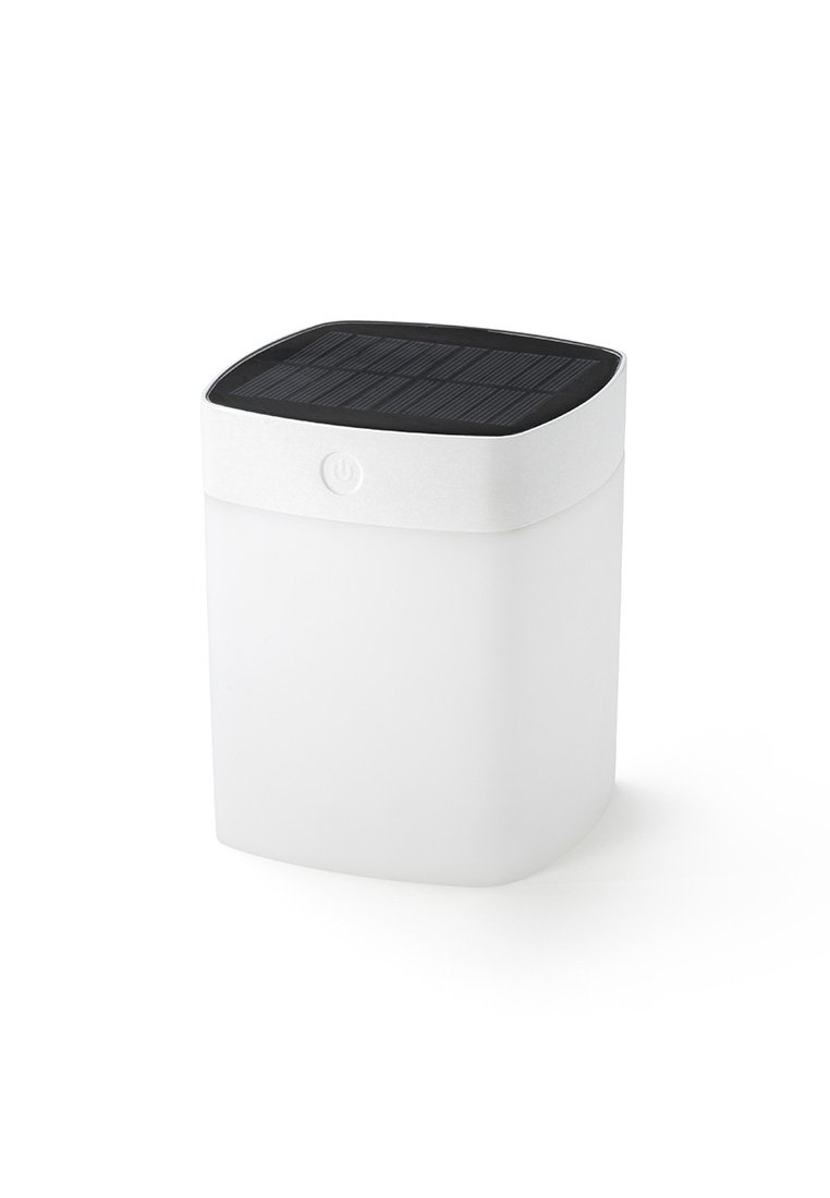 Witte rechthoekige container met afgeronde hoeken, voorzien van een zwarte zonnepaneeldeksel en een stroomknop op de voorkant.