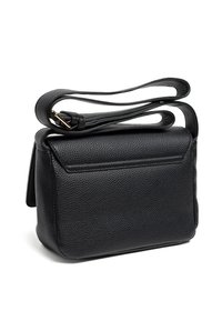 Czarna skórzana torba o fakturowanym wykończeniu, prostokątnym kształcie, długim regulowanym pasku i przedniej kieszeni. Minimalistyczny design bez ozdób.