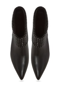 Botines negros hasta el tobillo con punteras puntiagudas y una correa negra texturizada con tachuelas en la parte superior. Parte superior y forro de cuero liso.