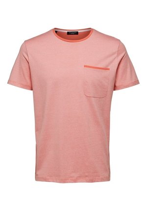 Lyserød bomulds T-shirt med rund halsudskæring, korte ærmer og en enkelt brystlomme omkranset af en mørkere nuance af pink.