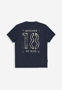 Navyblauwe katoenen t-shirt met een groot, gewassen wit ontwerp met de tekst "BUTCHER 18 OF BLUE" op de achterkant. Korte mouwen.