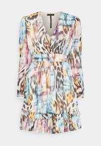 Kurzärmliges Kleid aus leichtem Stoff mit einem lebhaften Tierdruck und abstrakten Mustern. Mit V-Ausschnitt und Rüschensaum.