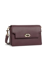 Borsa a tracolla in pelle texturizzata viola scuro con chiusura dorata e tracolla staccabile su sfondo bianco.