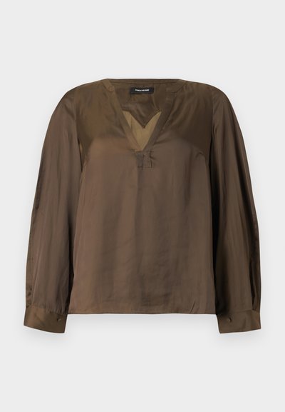 Blouse en satin brun à manches longues avec encolure en V, poignets boutonnés et détails de surpiqûres discrets sur le col et la poitrine.