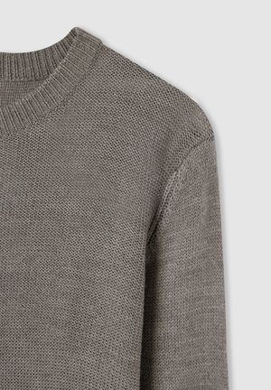 Jasnoszary sweter z dzianiny z okrągłym ściągaczem. Charakteryzuje się luźną strukturą i długimi rękawami. Wygląda na miękki i swobodny w formie.