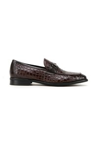 Bruine leren loafers met een krokodillenstructuur en een zilveren gespsluiting. De verhoogde zwarte buitenzool versterkt het overall slanke ontwerp.
