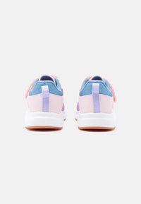 Ζευγάρι παστέλ αθλητικά παπούτσια με ροζ, μπλε και μοβ λεπτομέρειες, λευκές σόλες και πορτοκαλί εξωτερικές σόλες, εμφανιζόμενα από πίσω σε λευκό φόντο.