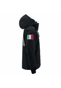 Giacca nera con cappuccio, dotata di una patch della bandiera italiana sul manico sinistro e una chiusura con zip. Tessuto liscio e resistente.