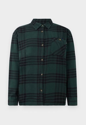 Grünes Flanellhemd mit einem Schwarz- und Dunkelgrün-Kariertmuster, Knopfleiste, Kragen und einer linken Brusttasche mit Klappe.