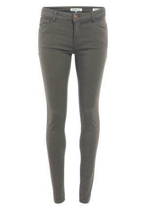 Jeans skinny verde oliva hechos de algodón elástico, con cierre de botón en la parte delantera, diseño de cinco bolsillos y textura elegante y suave.
