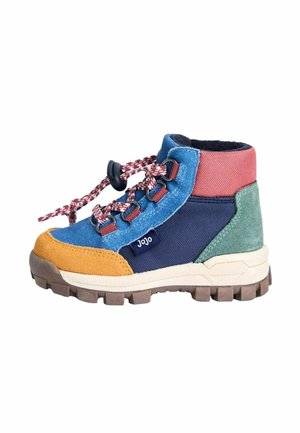 Multikleurige wandelschoen met blauw, groen, oranje en rode suède en stof, dikke rubberen zool, en rode en witte veters.