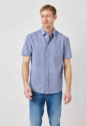 Camisa de manga corta, con botones, en rayas azul y blanca, con un bolsillo en el pecho, hecha de tejido ligero y con un collar clásico.