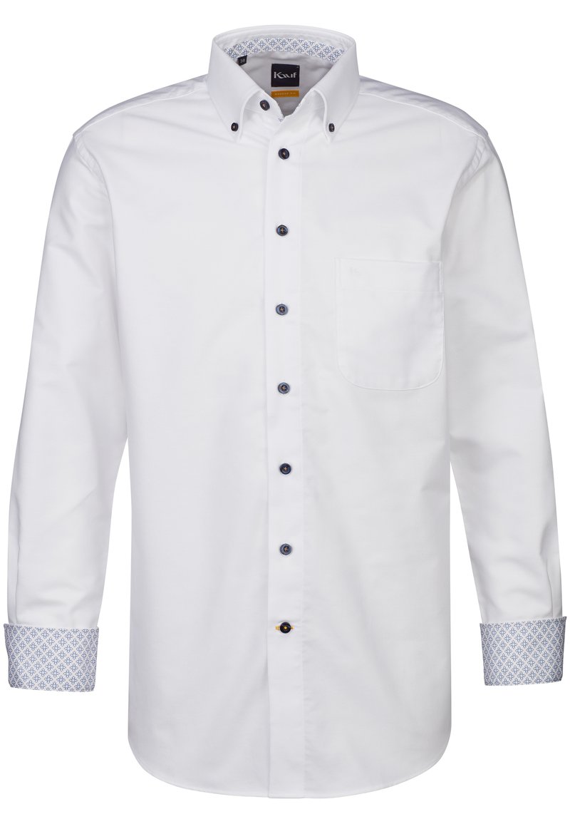 Camicia bianca a maniche lunghe con colletto button-down. Presenta bottoni scuri e dettagli a motivi blu sui polsini. Include una tasca sul petto.