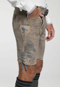Graue Wildleder-Shorts mit blauer Blumenausschmückung und kontrastierenden beigen Akzenten, mit Schnürdetails an den Beinen und einem Gürtel mit einer dekorativen Schnalle.