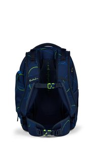 Marinefarbene Rucksack mit geometrischen grünen Mustern, gepolsterten verstellbaren Trägern und einem Netzrücken für Belüftung; verfügt über einen Schnallenverschluss und Seitentaschen.