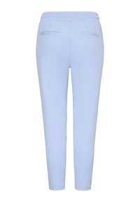 Gaiši zili pieguļoši bikses ar elastīgu vidukļa jostu un divām aizmugurējām kabatām, attēlotas no mugurpuses uz vienkārša baltā fona.