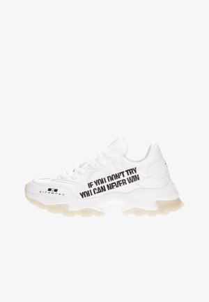 Sneaker bianco con superficie texturizzata, testo in rilievo nero che dice "SE NON PROVI NON PUOI MAI VINCERE" e una suola traslucida e chunky.