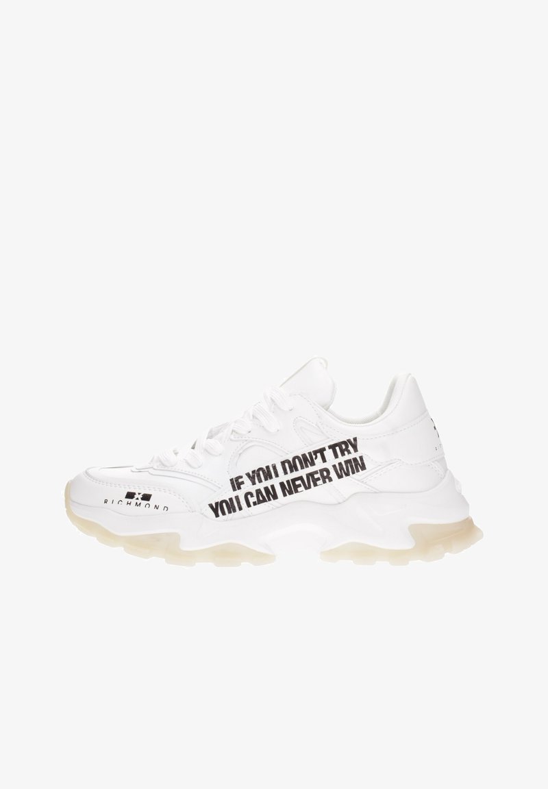 Sneaker bianco con superficie texturizzata, testo in rilievo nero che dice "SE NON PROVI NON PUOI MAI VINCERE" e una suola traslucida e chunky.